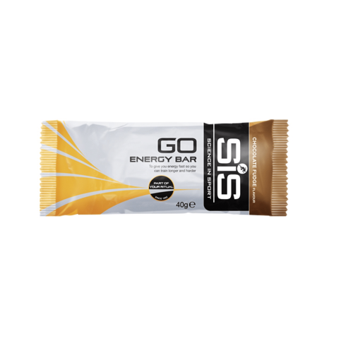 En 40 g SIS GO Energy Bar Choklad Fudge i ett vitt, guld och svart omslag med diagonala gula linjer och texten "carb for energy".