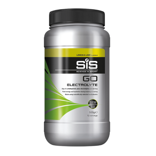 En SiS GO Electrolyte tub Citron & Lime med silverfärgad kropp, svart lock och grön etikett med viktig produktinformation och serveringsdetaljer.