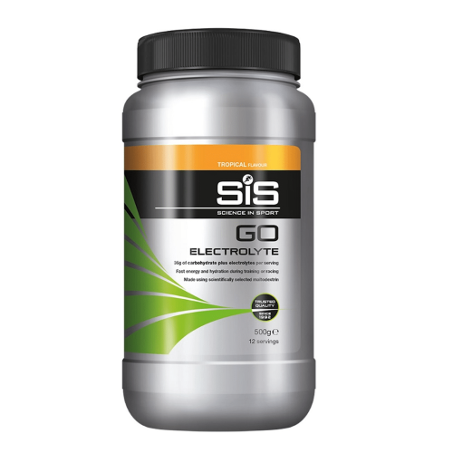 En 500 g silverfärgad och svart plastbehållare märkt "SiS GO Electrolyte tropical", med gröna och gula accenter, innehåller 12 portioner.