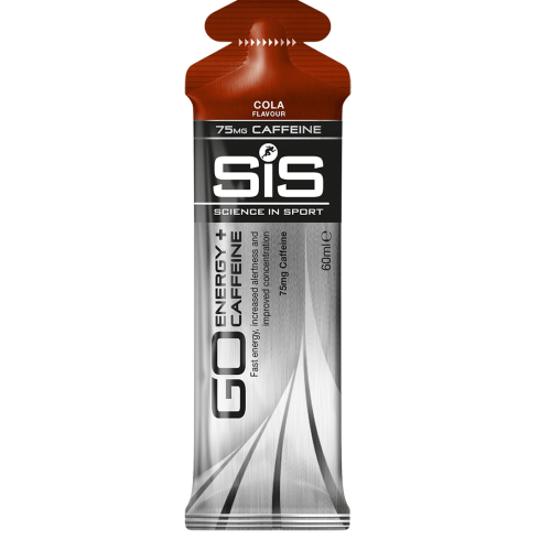 En silverfärgad och brun påse märkt "SiS GO Energy + Koffein Gel Cola", som innehåller 75 mg koffein och 60 ml vätska, har fet svartvit text med ett vägmotiv.
