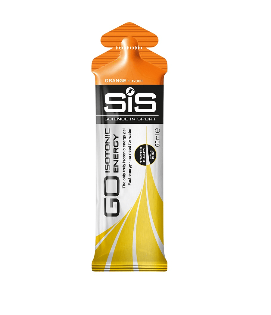 sis.go_.isotonic.gel_.apelsin.png En 60 ml SiS GO Isotonic Energy Gel apelsinpåse, i silver, svart och orange med SiS logotyp och produktinformation, står upprätt. Den ger snabb energi med apelsinsmak och utan behov av vatten.