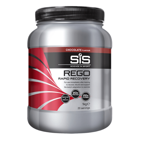 En 1 kg behållare med SiS Rego Rapid Recovery Choklad, chokladsmak, med svart lock och röd, svart och silverfärgad etikett med produktinformation och näringsinformation.