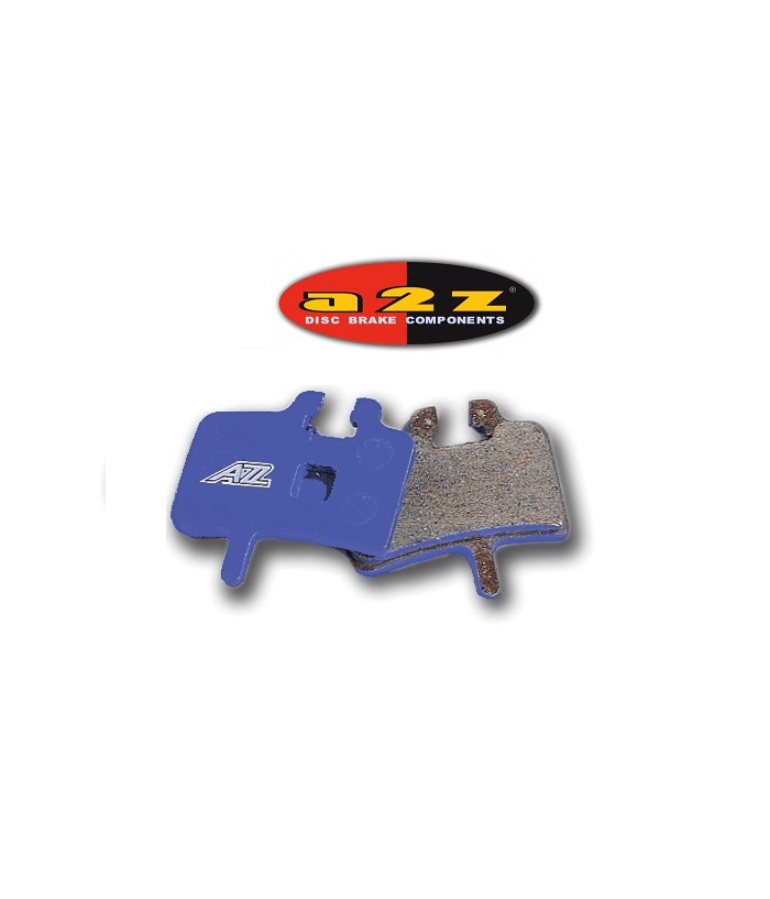 skivbromsbelagg-a2z-till-hayes-hfx-mag-och-hfx-9.png Två A2Z skivbromsbelägg, en blå och en med friktionsmaterial, ligger framför en A2Z logotyp. Belysningen är jämn och detaljrikedomen hög.