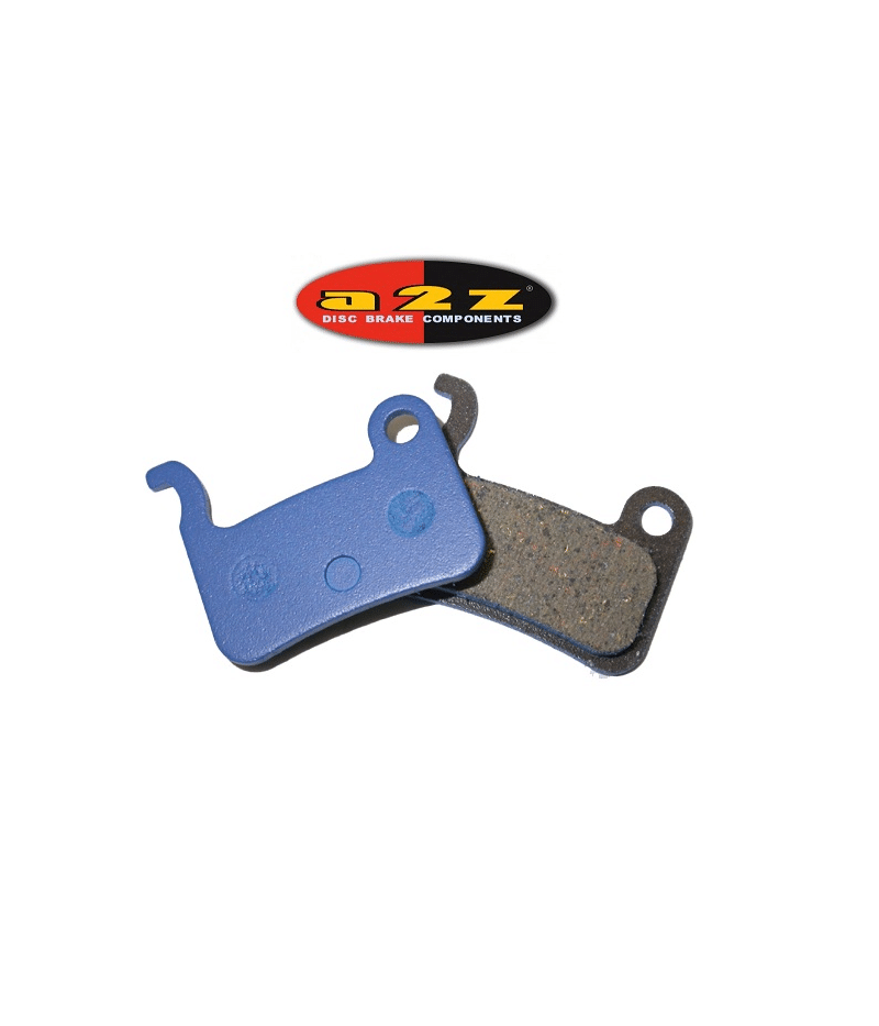 skivbromsbelagg-a2z-till-shimano-xtr-xt-m-fl.png Två bromsbelägg, ett blått och ett grått, överlappar varandra under A2Z-logotypen mot en vit bakgrund, fotograferade i ett jämnt studioljus.