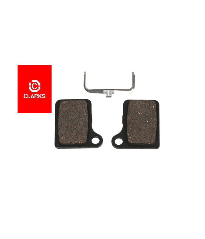 skivbromsbelagg-clarks-organic-till-shimano-br-m555.png Två organiska skivbromsbelägg från Clarks för Shimano BR-M555, tillsammans med en metallfjäder. Produkterna är placerade mot en vit bakgrund med Clarks logotyp synlig.