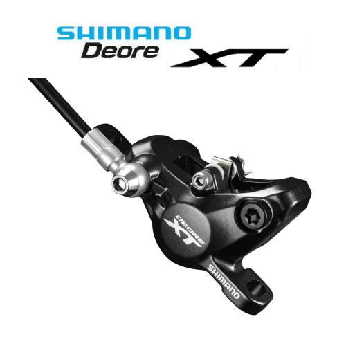 Närbild av Shimano XT BR-M8100 skivbromsok i svart metall, med detaljerad textur och tydliga skruvar. Ovanför syns Shimano Deore XT logotypen mot en ljus bakgrund.