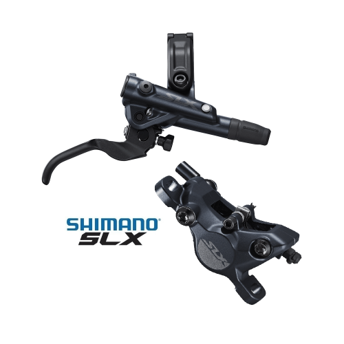 Detaljerat foto av ett Shimano SLX M7100 skivbromsset, fram och bak, med fokus på komponenternas precisa design och mörkgråa färgton under jämn belysning.