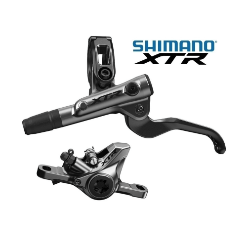 Shimano XTR M9100 skivbromsset, fram och bak, i detaljrik närbild. Silvriga och svarta komponenter mot en vit bakgrund. Professionell belysning framhäver detaljerna och finishen.