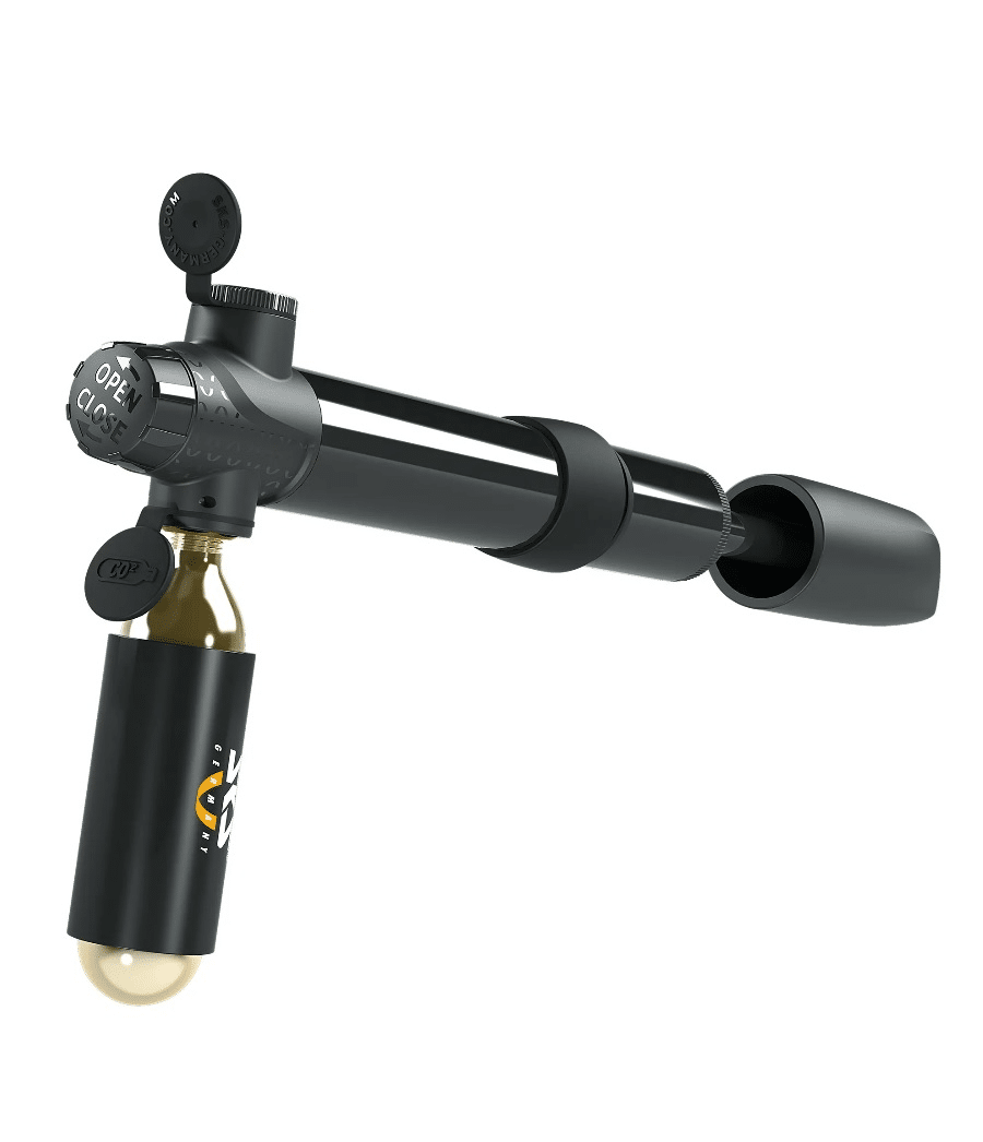 sks.airboy.c02.png Denna högupplösta bild visar en SKS Air Boy CO2-pump, perfekt för att snabbt fylla cykeldäck. Detaljrikedomen framhävs av den blanka, svarta finishen och det skarpa ljuset.