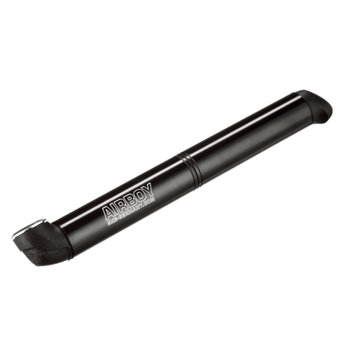Svart SKS AirBoy handpump ligger diagonalt mot en vit bakgrund. Pumpen har gummerade ändar, och "AirBoy" och företagets webbadress är tryckta i vitt på sidan.