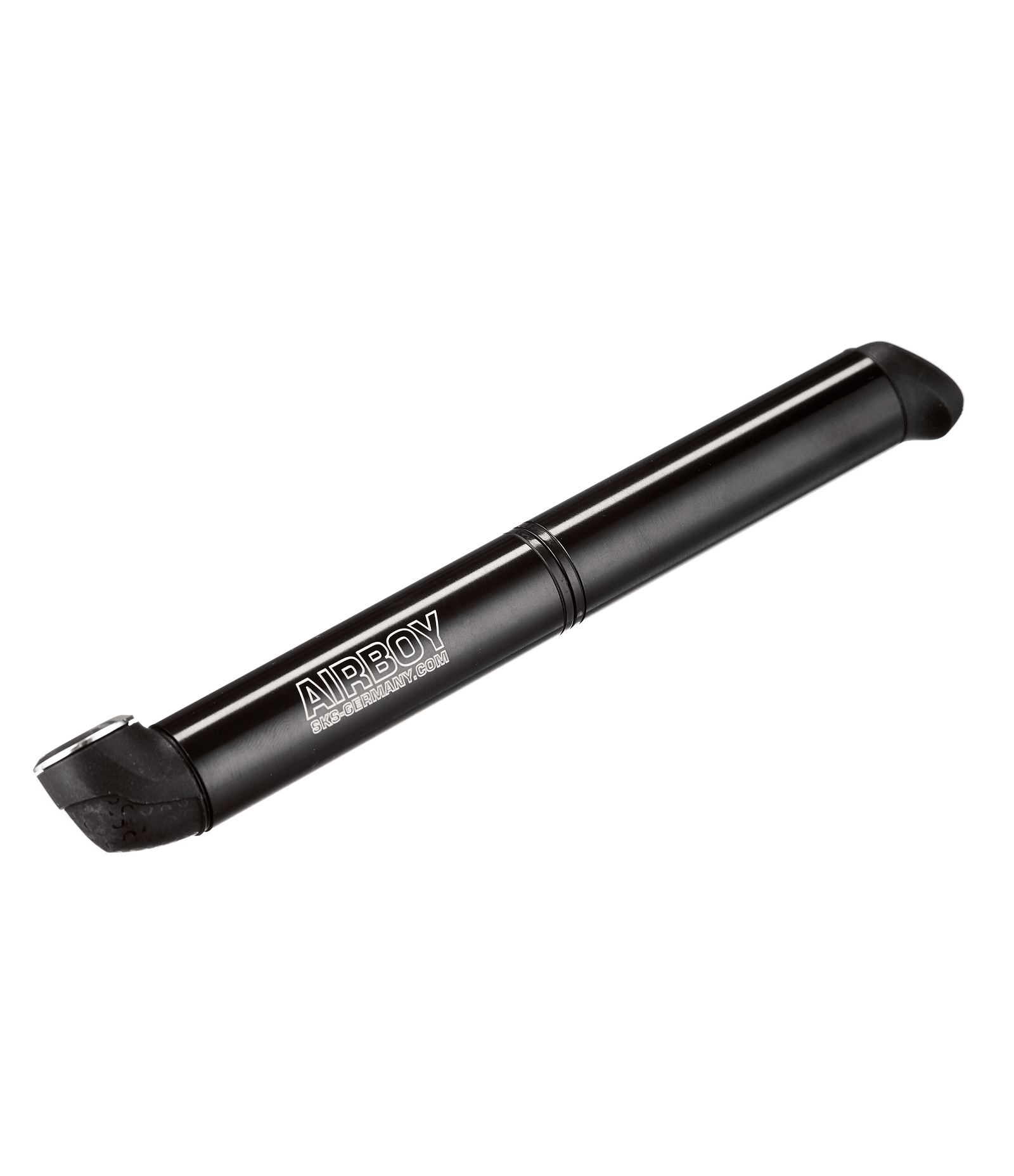 sks.airboy.handpump.png Svart SKS AirBoy handpump ligger diagonalt mot en vit bakgrund. Pumpen har gummerade ändar, och "AirBoy" och företagets webbadress är tryckta i vitt på sidan.