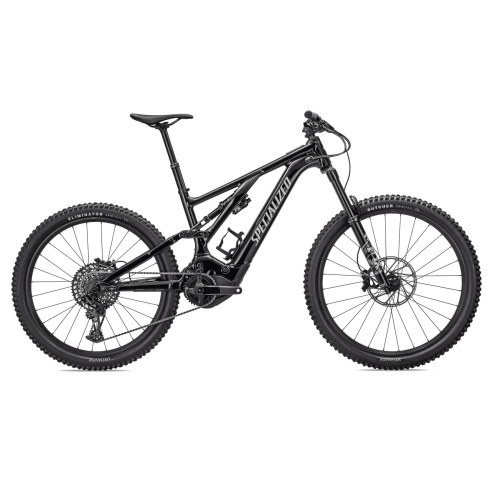 En svart heldämpad mountainbike med tjocka knobbdäck, skivbromsar och synligt "Specialized"-märke på ramen, fotograferad från sidan mot en vit bakgrund.