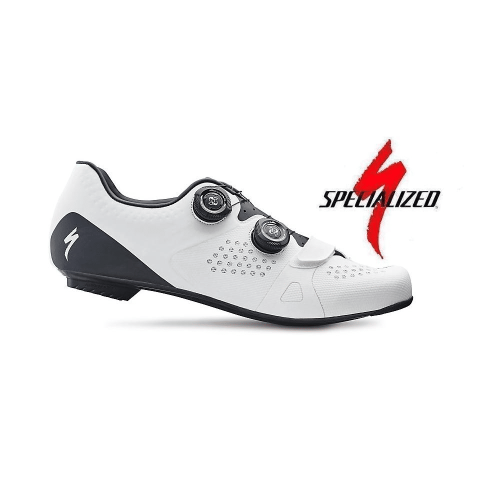 Specialized Torch 3.0 landsvägssko i vitt har dubbla justerbara rattar och ett kardborreband, som visas i profil. I bakgrunden syns Specializeds logotyp och namn.
