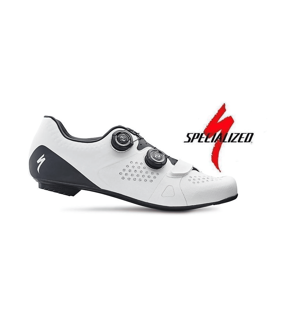 specialized.torch_.3.vit_.png Specialized Torch 3.0 landsvägssko i vitt har dubbla justerbara rattar och ett kardborreband, som visas i profil. I bakgrunden syns Specializeds logotyp och namn.