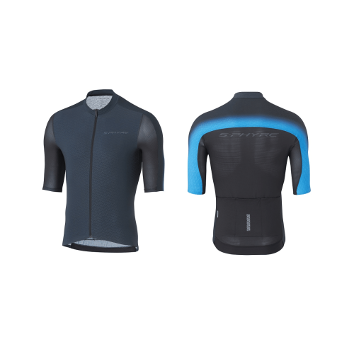 Fram- och baksida av Shimano S-Phyre Flash Jersey: kortärmad med mörk, subtilt mönstrad framsida och dragkedja, samt en blå baksida med tre fickor och "SHYKE" över axlarna.