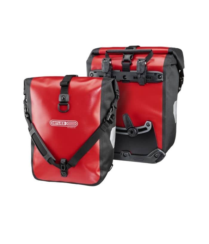 sport-roller-classic_f6302_pair.jpg Två röda och svarta Ortlieb Sport-roller frontväskor (2x14,5 l) visas sida vid sida; den ena har Ortliebs logotyp, medan den andra visar monteringssystemet och fästanordningarna på baksidan.
