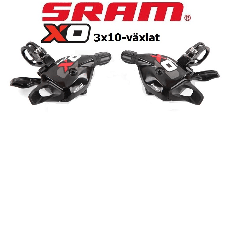 sram-xo-3x10vaxlat.png Två svarta Sram X0 Trigger växelreglage, ett 3x10s system. Kraftig belysning framhäver detaljerna och den röda X0 loggan. En teknisk produktbild för cykelentusiaster.