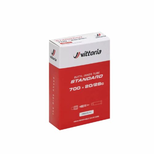 En förpackning Vittoria Standard butyl innerslang presenteras, i rött och vitt. Texten anger storleken 700 x 20/28c och presta ventil, atmosfären är ren och professionell med neutral belysning.