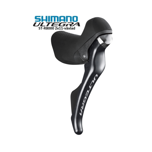 Cykelväxelreglage Shimano Ultegra ST-R8000 2x11-växlad, avbildad i detalj med fokus på ergonomi och material. Belysningen framhäver de mörka tonerna och texten "ULTEGRA" på reglaget.