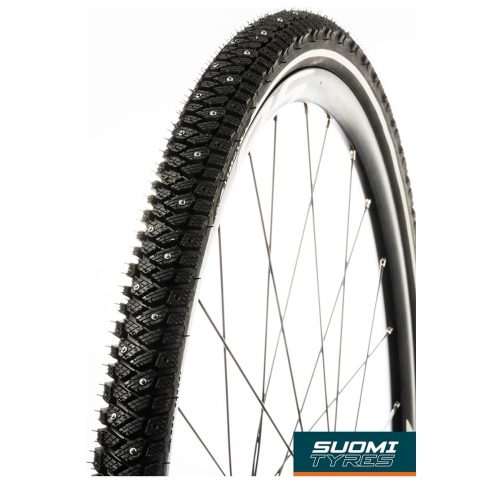 Närbild av ett Suomi Tyres Routa W124 TLR dubbdäck monterat på ett cykelhjul. Däcket har ett aggressivt mönster med tydliga dubbar för isigt underlag. Starkt ljus framhäver detaljerna.