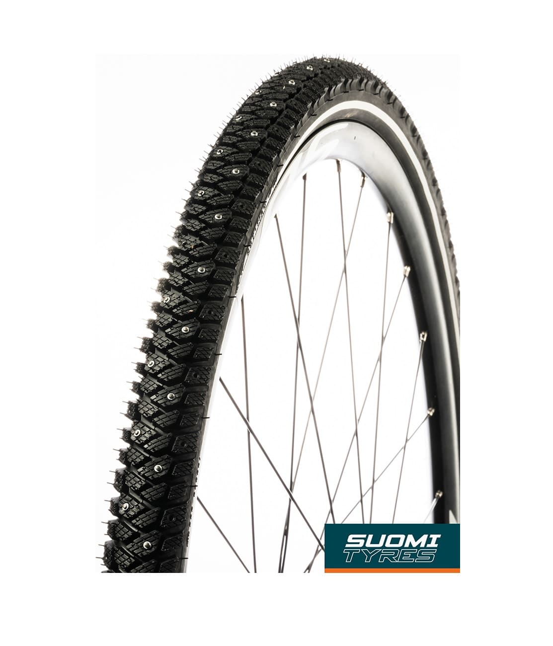 suomi-Tyres-routa.jpg Närbild av ett Suomi Tyres Routa W124 TLR dubbdäck monterat på ett cykelhjul. Däcket har ett aggressivt mönster med tydliga dubbar för isigt underlag. Starkt ljus framhäver detaljerna.