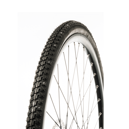 Närbild av ett Suomi Tyres A10-dubbdäck med 100 dubbar monterat på ett cykelhjul. Däcket har ett tydligt mönster och dubbarna ger bra grepp. Bilden är tagen i bra ljus.