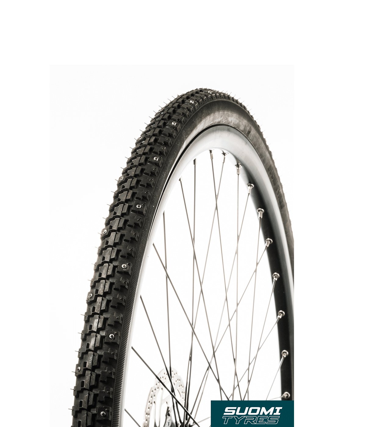 suomi-tires-a10.png Närbild av ett Suomi Tyres A10-dubbdäck med 100 dubbar monterat på ett cykelhjul. Däcket har ett tydligt mönster och dubbarna ger bra grepp. Bilden är tagen i bra ljus.