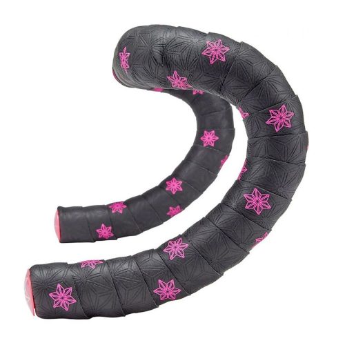 Styrlinda Supacaz Super Sticky Kush Galaxy med rosa blommor på svart bakgrund.