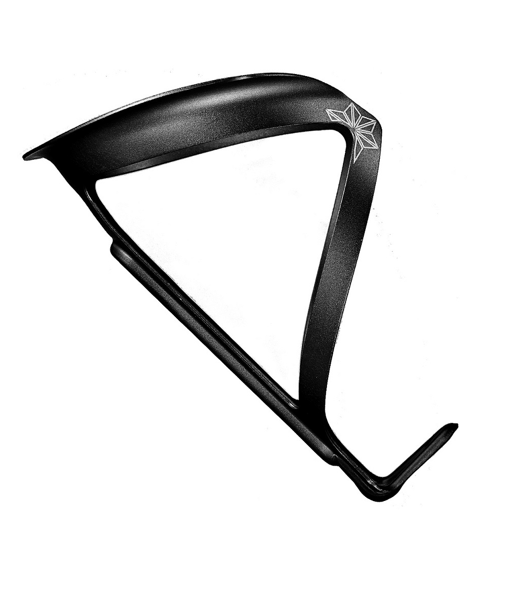 supacaz.ano_.flaskstall.png En svart Supacaz Fly Ano flaskställ med en enkel, kantig design och en liten geometrisk logotyp på toppen, isolerad mot en vit bakgrund.