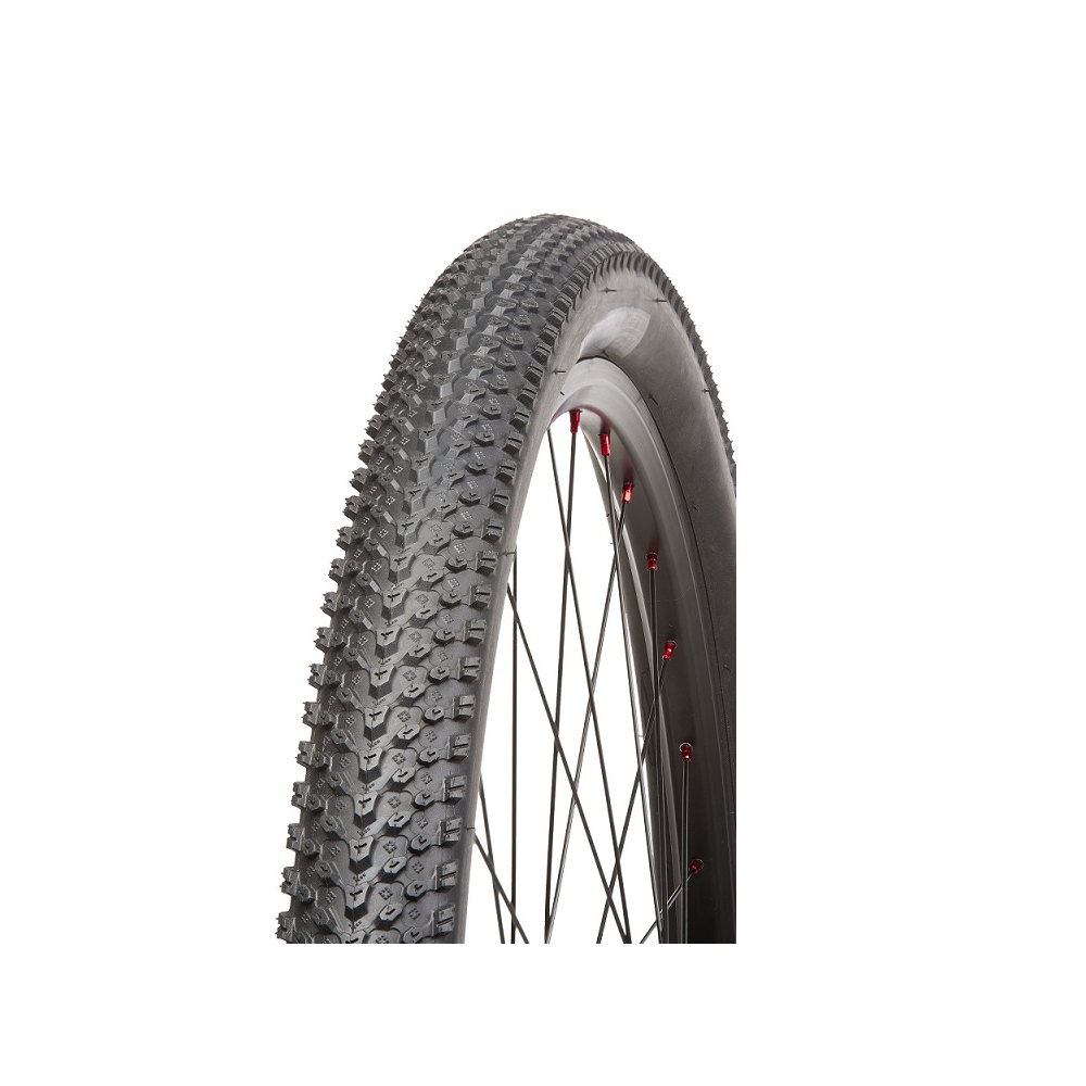 tec-opes-dack Ett detaljerat foto av ett MTB-däck Tec Opes, 27,5 x 2,2, monterat på en fälg med röda detaljer. Däcket har ett grovt mönster och belysningen framhäver texturen.
