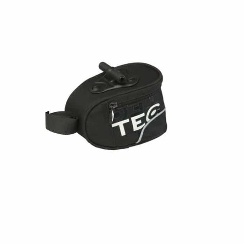 TEC sadelväska T-Bar 0,75L är en liten svart väska med dragkedja, rem och en vit "TEC"-logotyp, perfekt för att bära en pump för cykeldäck eller en CO2-patron, mot en vit bakgrund.
