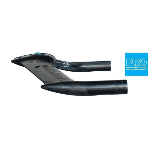 Den eleganta PRO Missile Basebar EVO Carbon syns tydligt, med sin aerodynamiska form och det karakteristiska PRO-märket. Belysningen framhäver kolfiberstrukturen och det innovativa designen.
