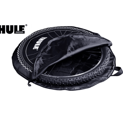 En hjulväska Thule, öppen och med ett cykelhjul inuti. Väskan är svart med vita detaljer och Thule-logotypen syns tydligt. Bilden har god skärpa och neutral belysning.