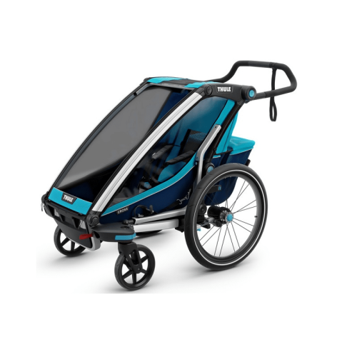 Thule Chariot Cross 1 är en blå och svart cykelkärra och barnvagn för barn med ett transparent skydd, tre hjul och ett böjt styre, perfekt för cykling eller jogging utomhus.