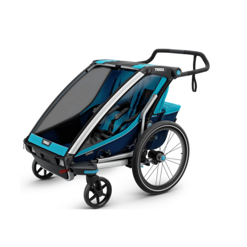 Thule Chariot Cross 2 är en blå och svart dubbel barncykelkärra och barnvagn med två säten, tre hjul, en genomskinlig frontkåpa och ett justerbart styre, visad mot en vit bakgrund.