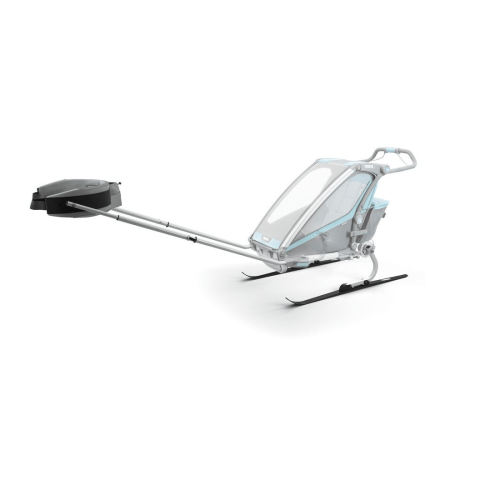 En elegant Thule Chariot längdskidåkningssats med en kompakt, transparent bärare med en lång stödstång som slutar i ett svart cirkulärt fäste, och två svarta skidor, allt mot en vit bakgrund.