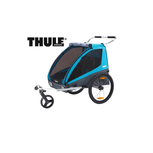 En blå och svart Cykelvagn Thule Coaster XT för 2 barn har två stora hjul, ett svängbart framhjul, styrstång och cykelkoppling. I bakgrunden syns Thule Swedens logotyp.