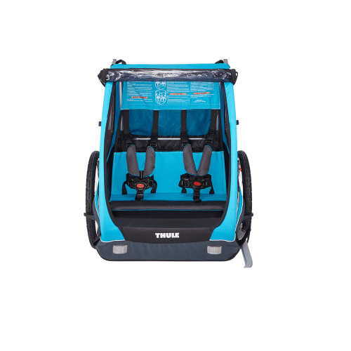 Vy framifrån av Cykelvagn Thule Coaster XT för 2 barn, en blå barncykelvagn med två fastspända säten, svarta detaljer, genomskinlig frontkåpa och stora sidohjul mot en vit bakgrund.