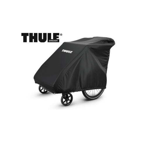 Ett Thule Storage Cover i svart passar över en tvåhjulig barnvagn eller cykelkärra, med Thule-logotypen tydligt synlig på både skyddet och i bakgrunden.