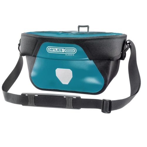 En blågrön och svart Styrväska Ortlieb Ultimate 5-liters bensintät axelremsväska med reflexer på framsidan, justerbar rem, topphandtag och Ortlieb-märke på den främre klaffen.