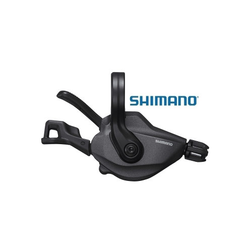 Närbild av ett svart växelreglage Shimano XT SL-M8100 för 12-växlade cyklar. Detaljerad textur och skuggor framhävs under stark belysning, vilket betonar dess design och precision.