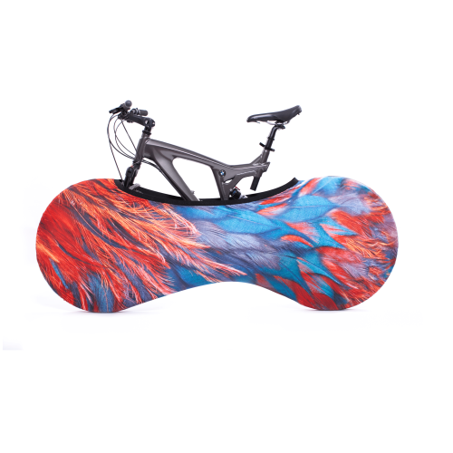 En cykel med en Velosock inomhus cykelöverdrag i färgerna rött och blått, som står på ett vitt underlag. Överdraget har ett fjäderliknande mönster, och cykeln är delvis synlig ovanför.