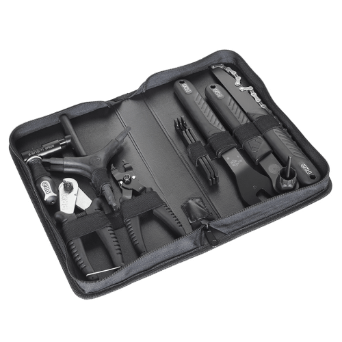 Verktygslåda Pro Starter Toolkit med 11 verktyg, prydligt organiserade i ett svart fodral med resårband. Verktygen är tillverkade i mörka material och presenteras i bra ljus.