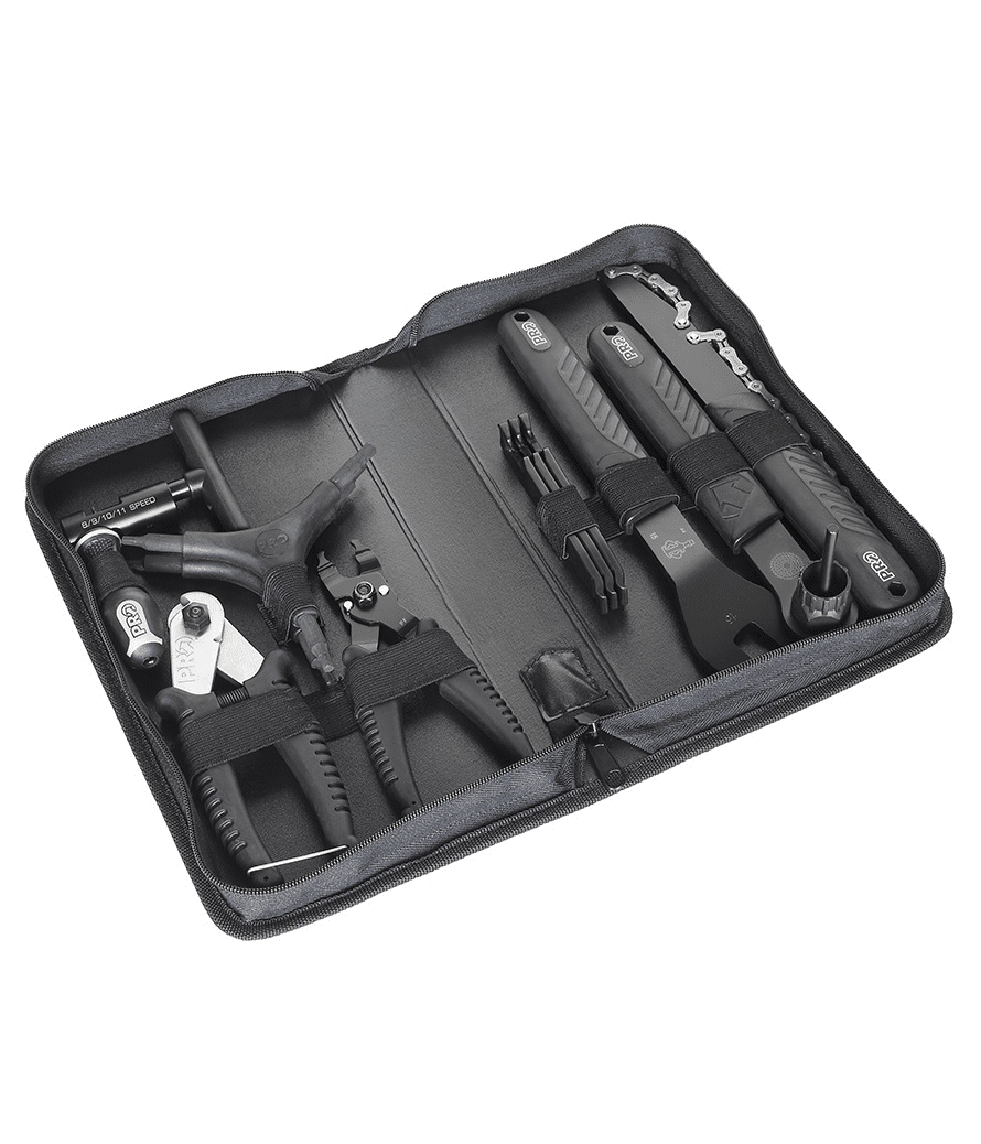 verktygslada-pro.png Verktygslåda Pro Starter Toolkit med 11 verktyg, prydligt organiserade i ett svart fodral med resårband. Verktygen är tillverkade i mörka material och presenteras i bra ljus.