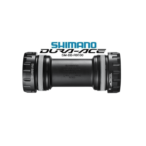 Studiobild av ett Shimano Dura-Ace BB-R9100 vevlager, centrerat mot en vit bakgrund. Starkt och jämnt ljus framhäver dess svarta färg och tekniska detaljer, såsom modellbeteckningar och åtdragningsanvisningar.
