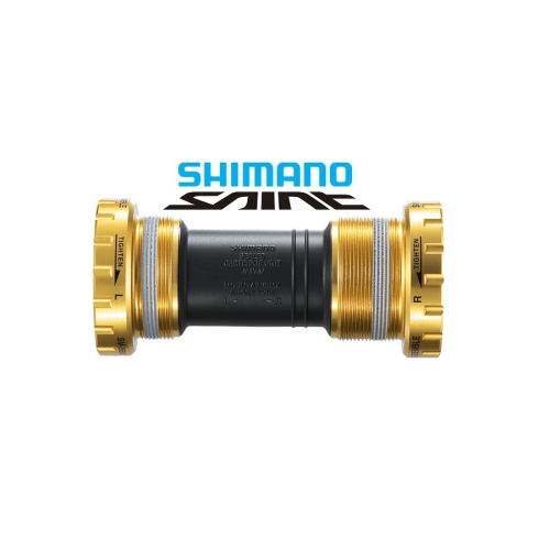 Shimano Saint SM-BB80 vevlager avbildat mot vit bakgrund. Lagret har guldiga gavlar med textur och en svart mittsektion med text. Belysningen är jämn och framhäver detaljerna i komponenterna.