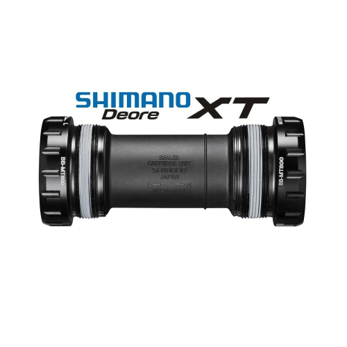 Vevlager Shimano XT BB-MT800 i svart mot en vit bakgrund. Detaljerade skrift med "SEALED CARTRIDGE UNIT" och "SHIMANO JAPAN" syns. God belysning framhäver vevlagrets cylindriska form och texturer.