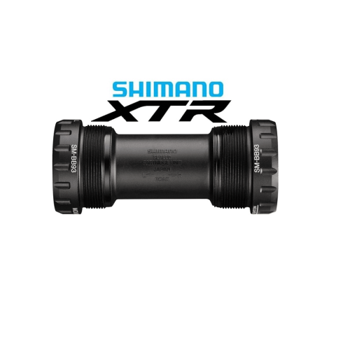 Ett Shimano XTR SM-BB93 vevlager visas i skarpt ljus, vilket framhäver detaljerna i dess svarta metallkonstruktion och de ingraverade texterna. Logotypen 'Shimano XTR' ligger ovanför produkten.