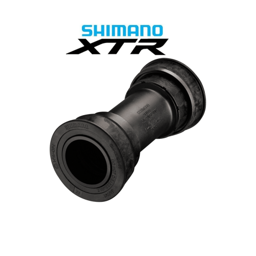 Det svarta vevlagret Shimano XTR SM-BB94 PressFit visas mot en vit bakgrund under stark belysning. Logotypen Shimano XTR finns ovanför. Produktfotot framhäver detaljer och texturer.