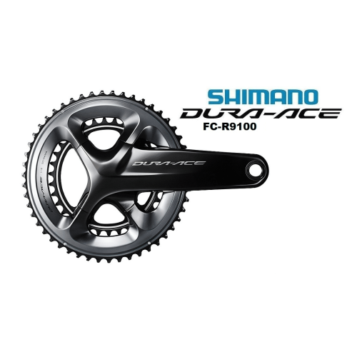 Närbild av ett Shimano Dura Ace FC-R9100 vevparti. Silverfärgade kedjekransar och en svart vevarm visas i skarpt ljus mot en vit bakgrund, vilket framhäver de tekniska detaljerna.